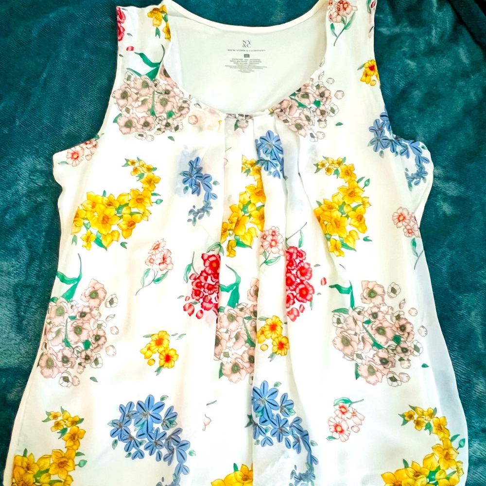 Floral sleeveless blouse in a brand new condition